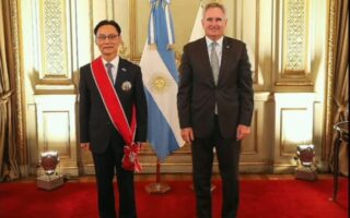 [Noticias de la comunidad coreana] El Embajador Lee yong – soo recibe la Gran Cruz de la Orden de Mayo al Mérito